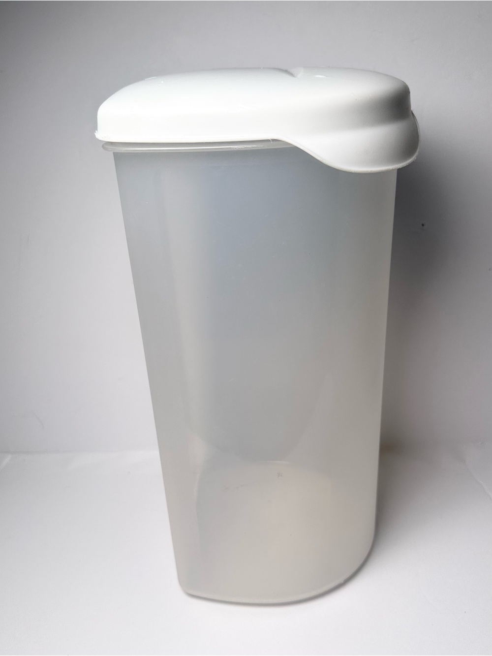 VTG RARE Rubbermaid 382A Servin Saver Food Storage Canister 11.5” D Shape 13 cup